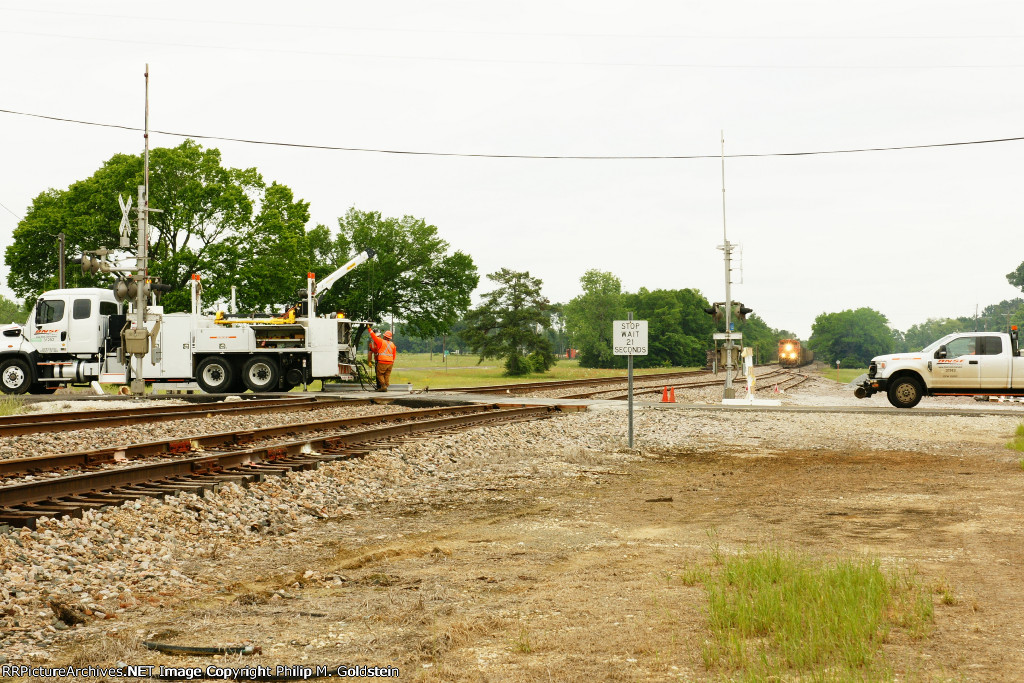 Empty Donie coal switched over to the siding track to run around the damaged rail & paneltrack